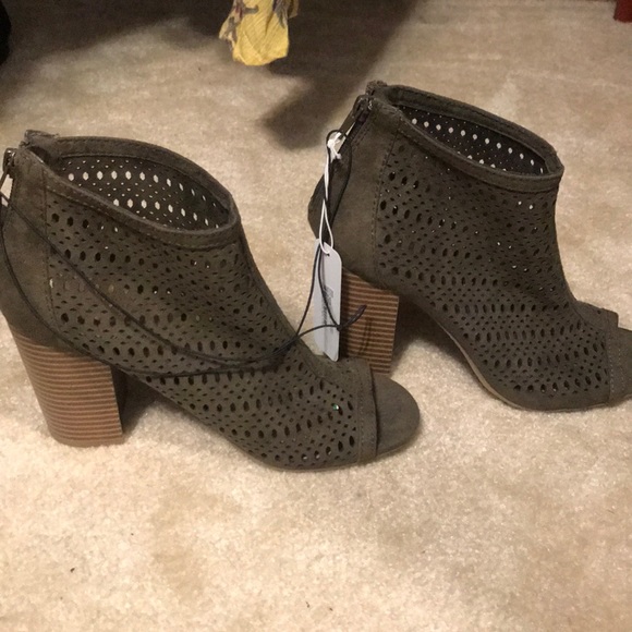 Heels - Picture 3 of 5